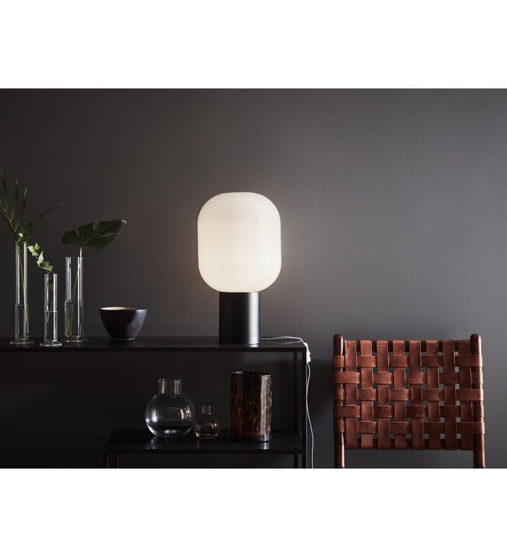 Lampa stołowa Brooklyn szklany klosz opal czarna podstawa styl nowoczesny