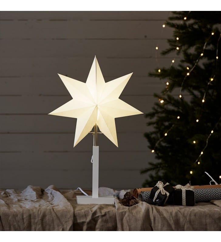 Dekoracyjna lampa bożonarodzeniowa Karo papierowa gwiazda biała drewniana podstawa na komodę okno szafkę