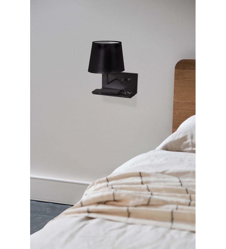 Przyłóżkowy kinkiet Esseo czarny z półką i gniazdem USB abażur tekstylny z lewej strony lampy włącznik na lampie