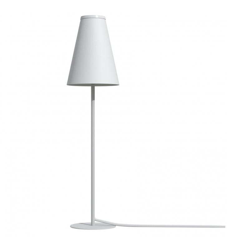 Biała minimalistyczna lampa stołowa z wąskim abażurem na komodę